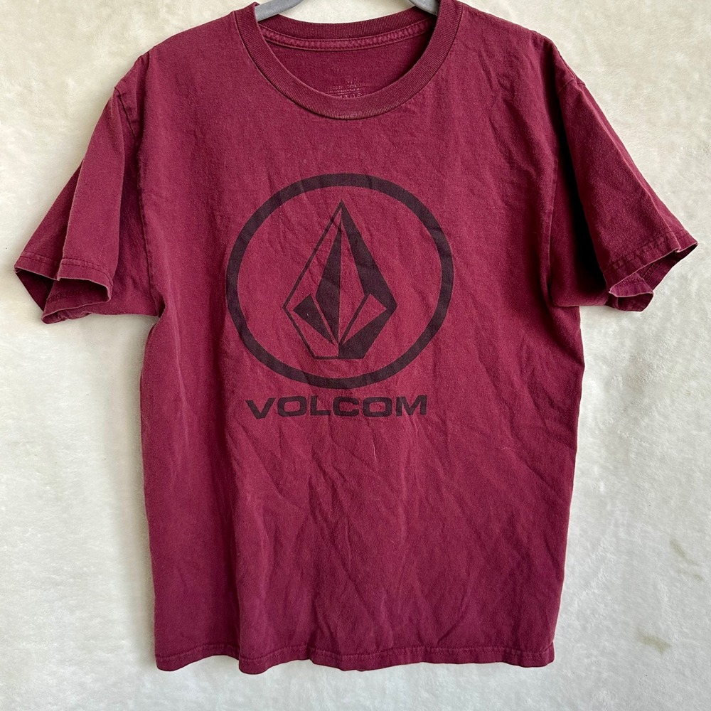 Volcom Graphic Logo T Shirt‎ Men Medium Burgundy Maroon Stone Skate Surf Sleeve